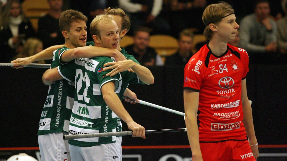 Joakim Ström jublar över sitt 1-0-mål, tillsammans med lagkompisarna Emil Jacobsson och Marcus Holmertz (tidigare Johansson). Solfjäderstadens Oscar Bierfeldt deppar. Ledberg vann derbyt, men till slut bara med 6-5.
