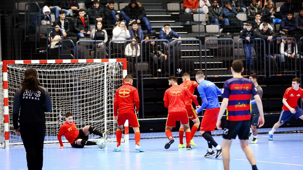 Lagersberg, i rött, mötte Nyfors, i blått, och spelade jämnt i första halvlek för 16 till 20 åringar. I andra halvlek gjorde dock Lagersberg ett ryck och vann till slut finalen med 10-4.