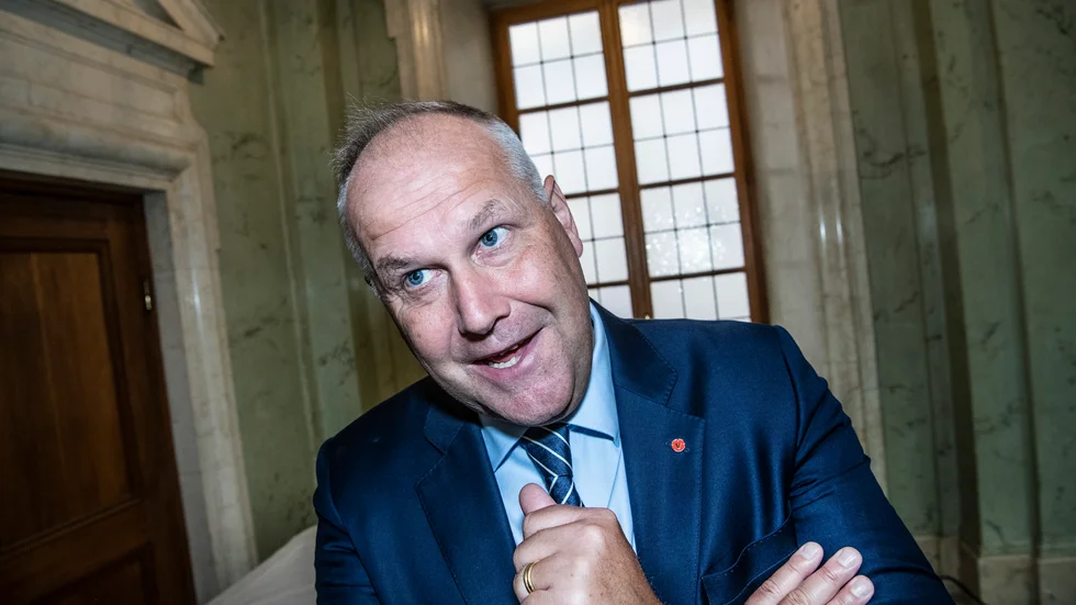 Med viss opinionsvind i ryggen och stöd av Moderaterna och Sverigedemokraterna kan Vänsterpartiledaren i nuläget sänka den socialdemokratiske statsministern. 