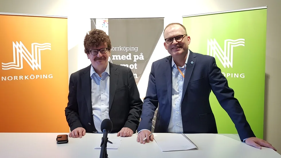Lars Stjernkvist (S) och Fredrik Björkman (M) var glada när de kommenterade Trafikverkets besked på tisdagen.