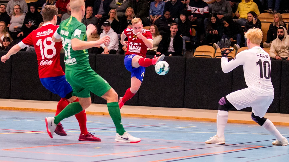 Borens Måns Lindman klipper till inför fullsatta läktare. Boren hade planer för att kunna genomföra 40-årsfiranden av BFC i mindre format. Men till slut tvingades de ge upp och ställa in turneringen.