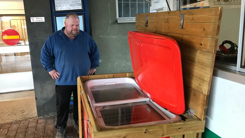 "Så tråkigt att de förstör", säger Stefan Olsson, som tillsammans med sin sambo driver kioskvagnen vid Vingåkers outlet. 