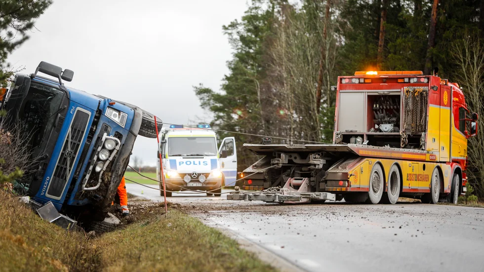 Tankbil av vägen i Atlingbo.