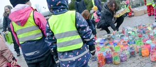 Förskolebarn ser till att en stjärna lyser