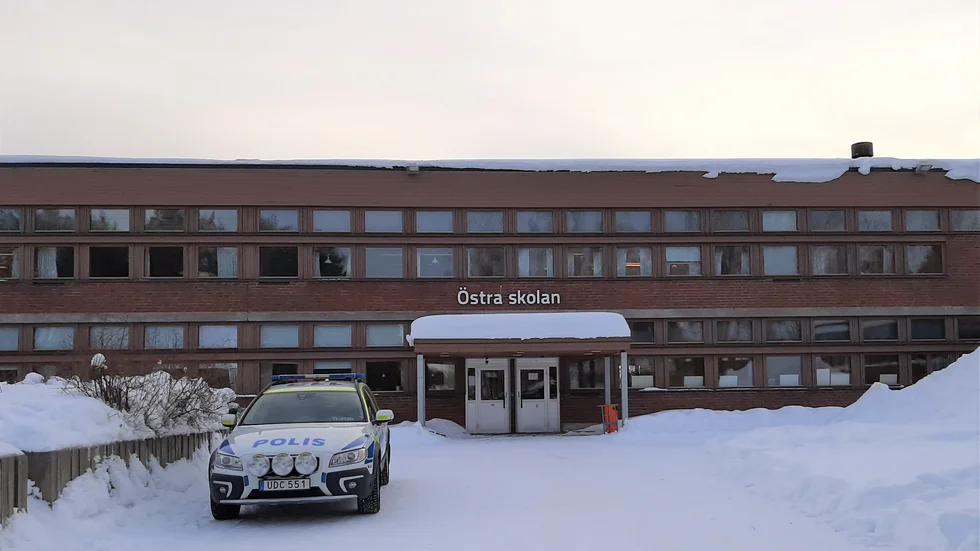 Polisen genmför "trygghetsskapande åtgärder" vilket innebär att en patrull cirkulerar på skolorna. 