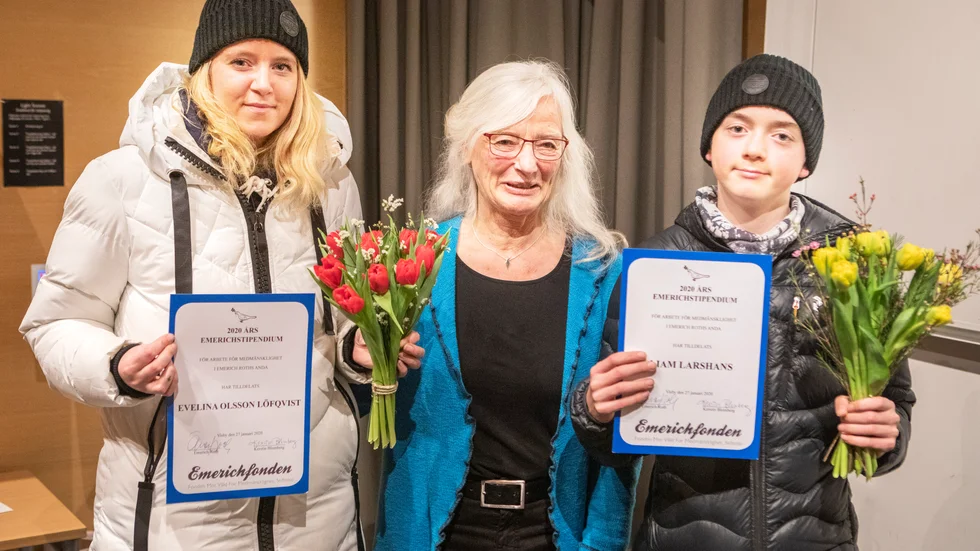 Evelina Olsson och sonen Liam Larshans är årets mottagare av Emerich-priset. Kerstin Blomberg (mitten) utser mottagarna tillsammans med förintelseöverlevaren Emerich Roth.