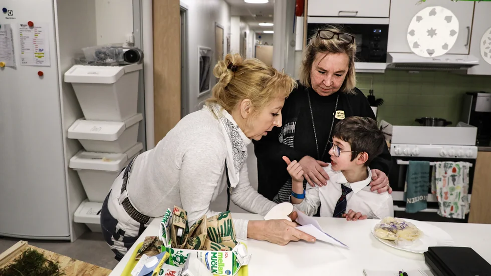 Gabriel Samuelsson är först på plats. Och nu kan ha uppmärksamhet av både Agneta Lundkvist och Lillemor Roos på samma gång. 