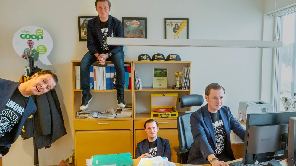 Han är överallt, Carl-Johan Stålhammar. I topp, på botten, på väg in och ibland vid sin dator. Bilden är så klart manipulerad.