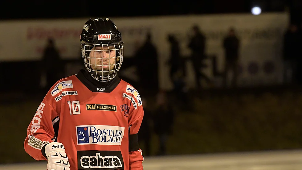 Viktor Gustavsson bjöd på ett läckert bandymål när han gjorde 9-4.