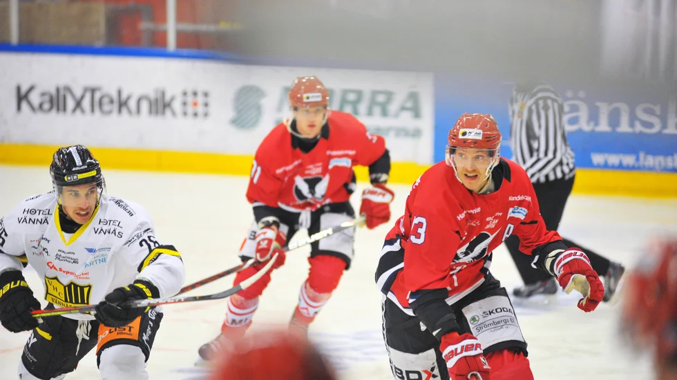 John Hansson, till höger, blev stor matchhjälte för kalix Hockey när han satte matchavgörandet med mindre än halvminuten kvar av matchen.
