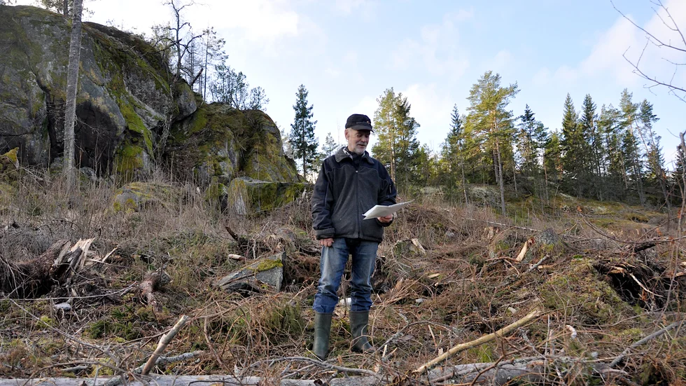 På stenblocken till vänster vill Carl Otto Janse se en klättervägg, bakom honom till höger kan man ana backen som han har en vision om att göra till skidanläggning.