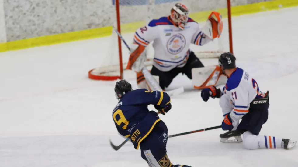 Teemu Huttu smäller upp 4-2 i krysset bakom Lindlövens burväktare Isak Mantler. Till slut vann Visby Roma med 5-3 i första ronden i playoff 1.