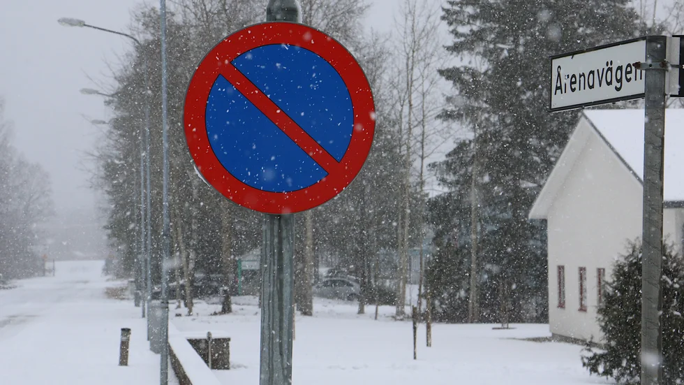Ett parkeringsförbud införs på Årenavägen i Järnforsen. Det ska förhoppningsvis lösa en del olägenheter för de boende.