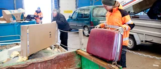 Döms för slag och knuffar på sopcentralen