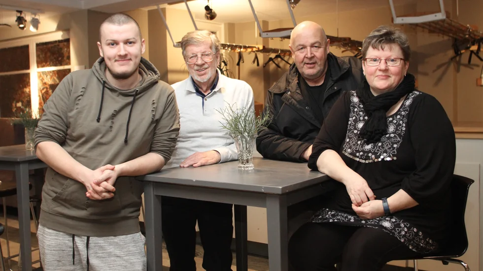 Folkets hus är mötesplats för Åkers finska förening, som bland annat arrangerar danser och mölkky-turneringar. På bilden syns Risto Kontio, Mauno Rahikainen, Auvo Kontio och Merja Kontio, som alla är födda i Finland.