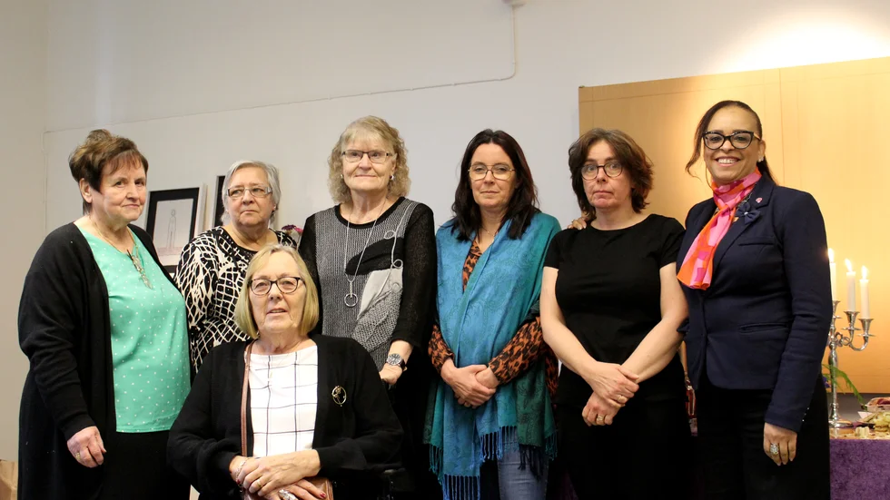 De aktiva inom Hultsfred Vimmerbys kvinnojour. Övre raden från vänster: Christel Rüdiger Karlsson, Catarina Ekström, Birgitta Sävetun, Anette Linde, Elisabeth Lång, Elaine Sanches.
Nedre raden: Britt-Louise Elmér Storm. 