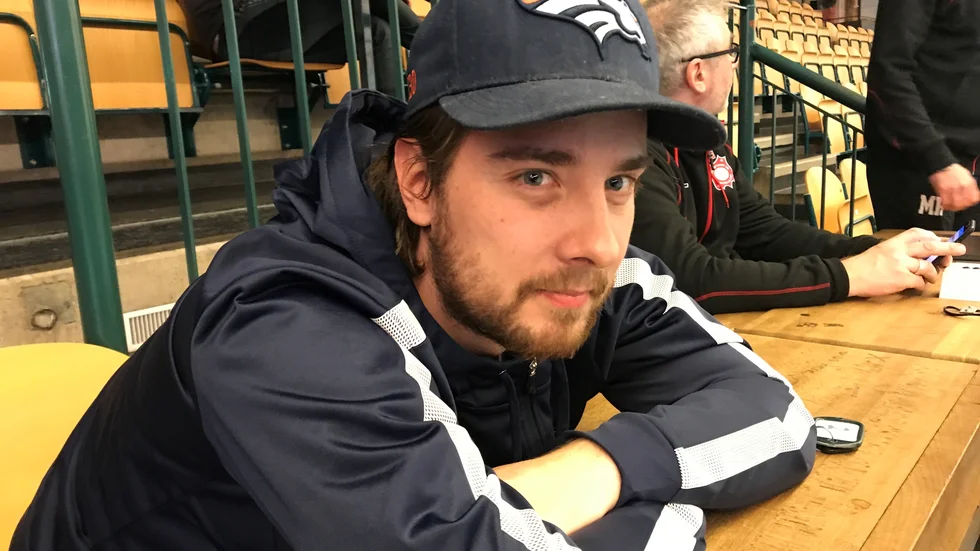 Martin Hovlund satt på sidan under tisdagens träning. "Jag har inte kastat in handduken och hoppas komma till spel", säger han inför torsdagens derby mot Ledberg.