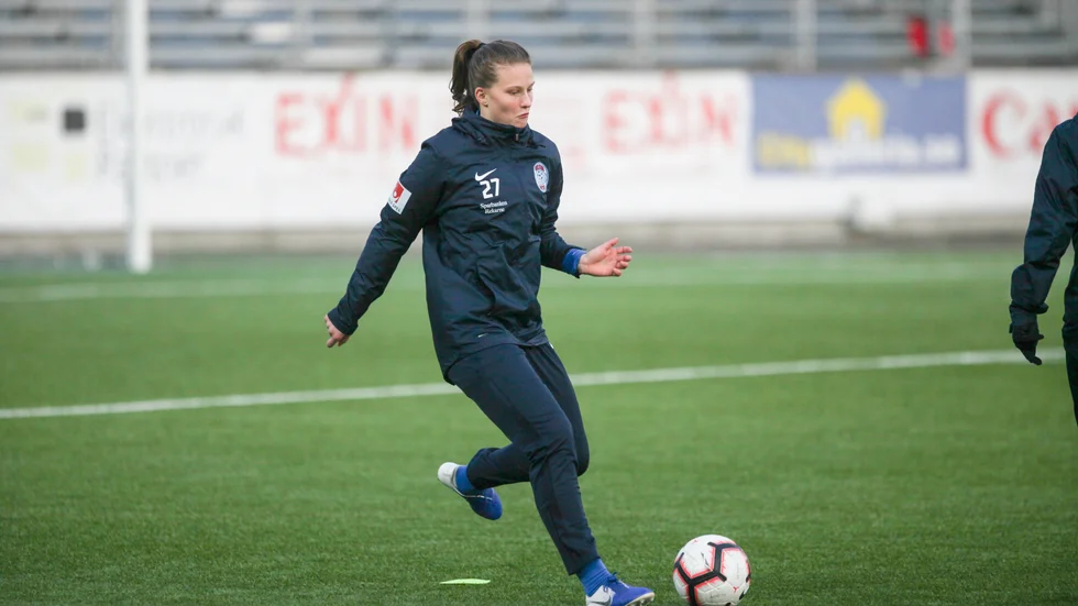Elise Stenevik beskriver sig själv som en teknisk mittback med en känslig vänsterfot. 