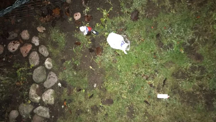 Två personer åtalas för mordförsök. Enligt åklagaren ska de ha försökt att döda en annan man på den här platsen på Stenkvistavägen i Eskilstuna i november förra året.