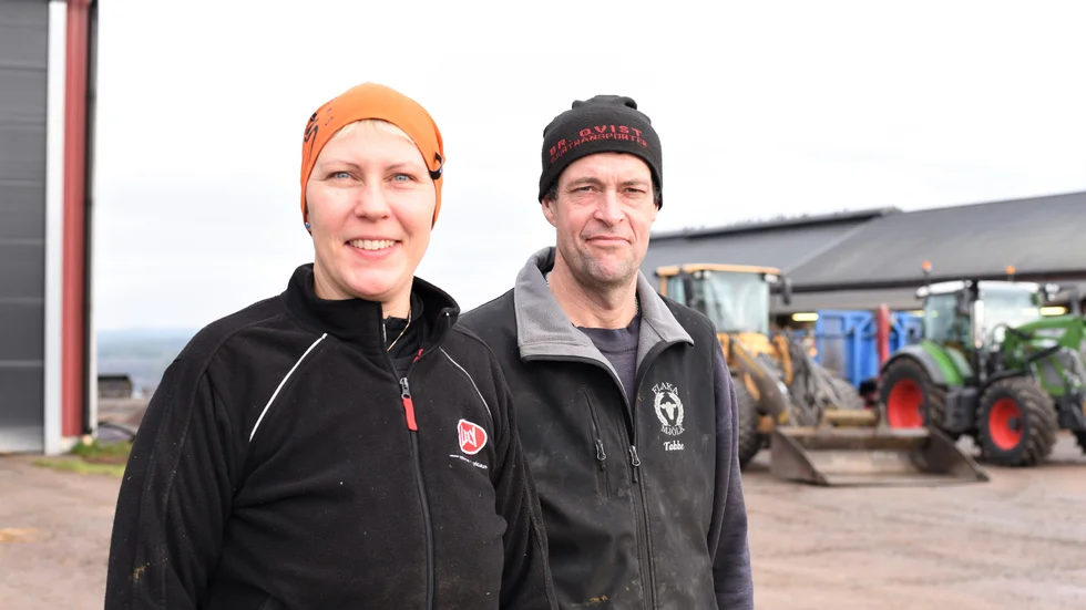 Sofia och Torbjörn Nilsson på gården i Flaka utanför Gullringen. "Vi går torrskoddda, i alla fall".