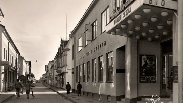 Röda Kvarn, till höger i bild, som  invigdes 1938 låg tidigare efter Storgatan.