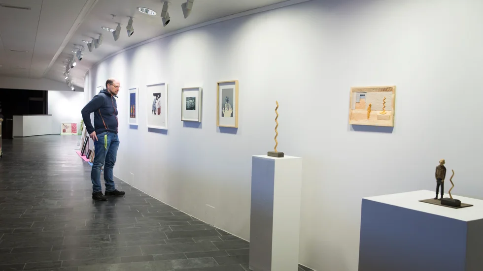 Fram till och med  16 februari visas den konst som Luleå kommun köpt in  på Konsthallen.  "Vi välkomnar kommunanställda och allmänheten att komma med förslag på var konstverken kan placeras", säger Hans Sundvall, konstnärlig samordnare. 