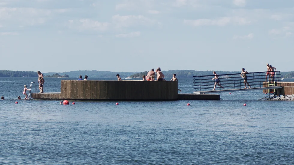 Enligt den lokala ordningsstadgan råder badförbud i den del av Gamlebyviken där Myntbryggan ligger, menar skribenten.