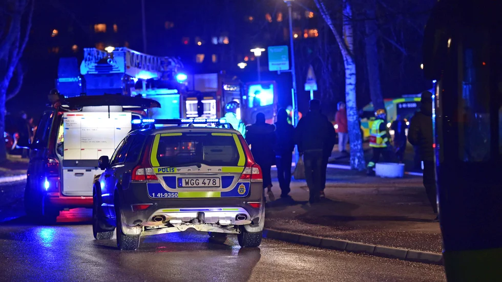 En person fick föras till sjukhus med rökskador efter en brand i Brandkärr.