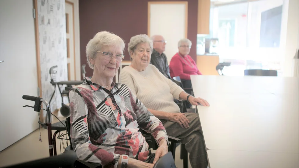 Ulla Svensson, 90, och Margareta Holm,86, tillsammans med de andra boende på Myntan är besvikna över att de inte får någon information. "Det är åldersdiskriminering", säger de. 
