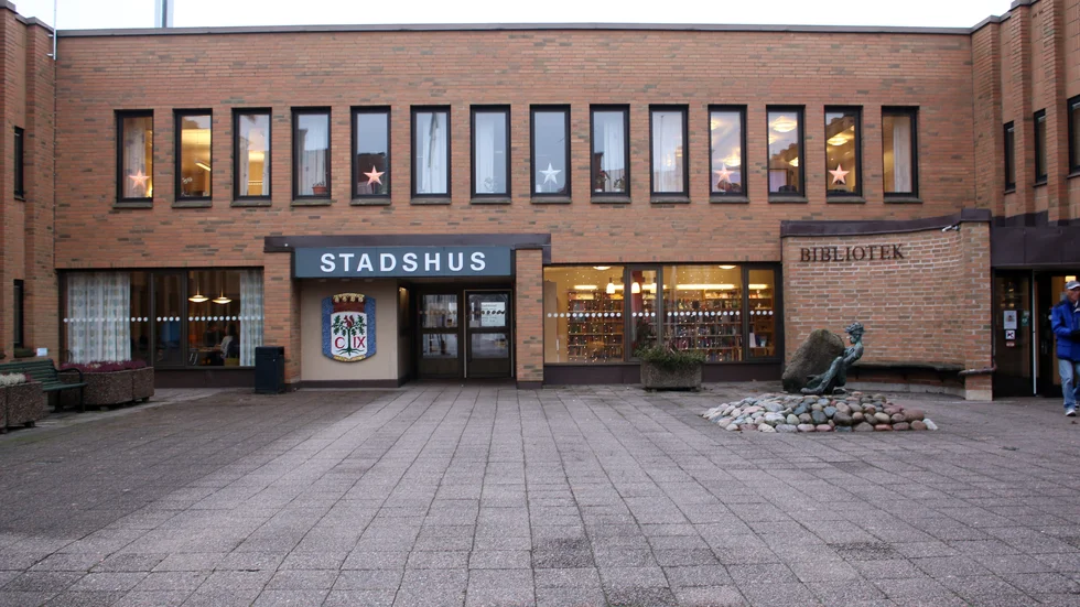 Revisionsrapporten om kommunkrisen i fjol pekar på allvarliga brister och innebär hård kritik mot dåvarande ordföranden i kommunstyrelsen. Men även styrelsen i sin helhet får hårt kritik för sitt sena agerande.
