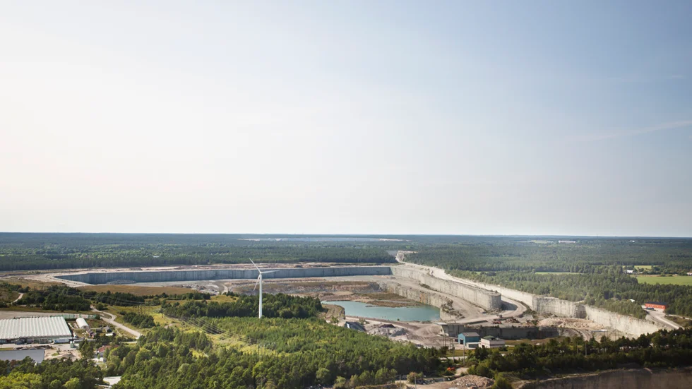 Debatten om det avtal som regionen tecknat med Cementa där regionen får del av det vatten som Cementa tar hand om i dammar och gamla brott har varit mycket märklig.