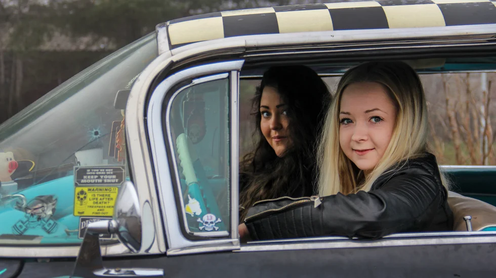 Nicole "Nickan" Anglehed och Elin Hedlund startade raggarklubben Grismaffian för några år sedan. "Folk kallade mig och Elin för grisar. Grismaffian är utstickande och roligt. Folk diggar namnet".