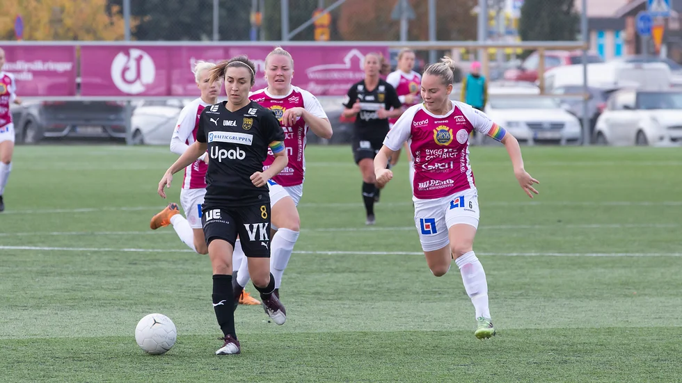 Agnes Nyberg i duell med Fanny Hjelm Rönnlund. 