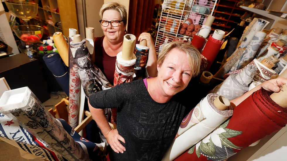 Den 5 oktober i fjol blev det klart att Monica Hellberg tog över Kickis handarbeten efter Barbro Nord – som fortfarande kliver in bakom disken när Monica behöver hjälp.