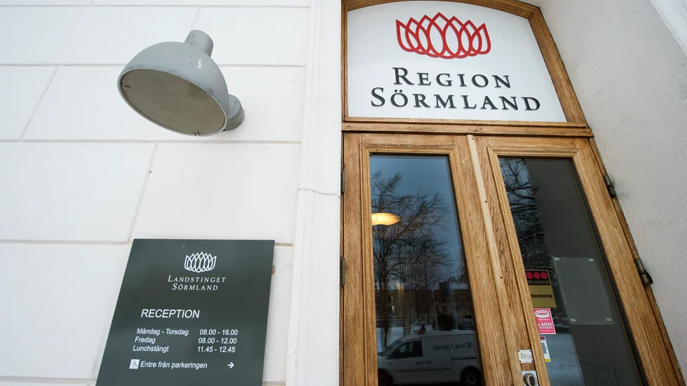 Kostnaderna för ombyggnationerna av länets tre sjukhus väntas skjuta i höjden ännu en gång. 