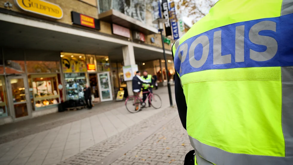 Mannen ska ha gått runt beväpnad på Östercentrum.