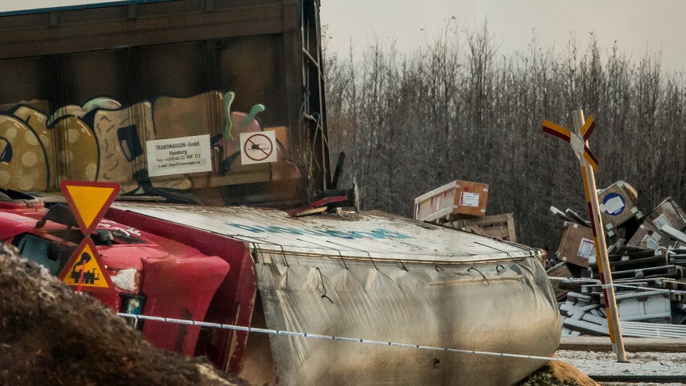 Längst bak på tågvagnen stod den 60-årige mannen som omkom. Enligt Green Cargo var fotsteget rätt bra, men steget är för skadat för att man ska kunna titta närmare på det.