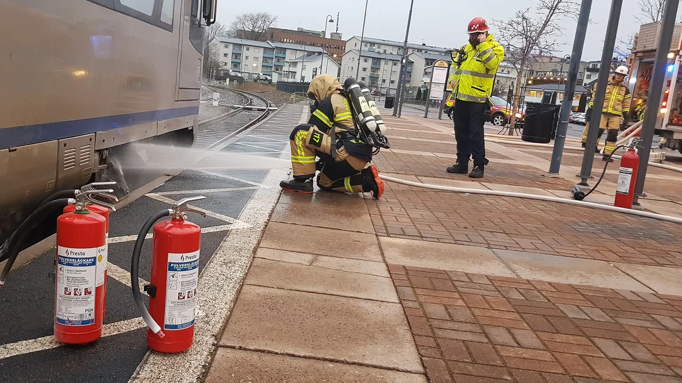 En resenär som väntade på perrongen slog larm om att det slog lågor och rök vid hjulen i bakre delen av tågsetet som var på väg söder ut. Persobnal tömde flera pulversläckare på hjulen.