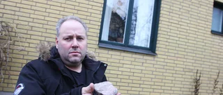 Han fick en stor sten kastad genom fönstret 