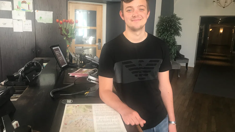 Oftast står han på andra sidan receptionen och ler mot gästerna. Emil Åbom har hittat sitt drömjobb, och har dessutom prisats för sina insatser som flexibel och snabblärd hotellmedarbetare.