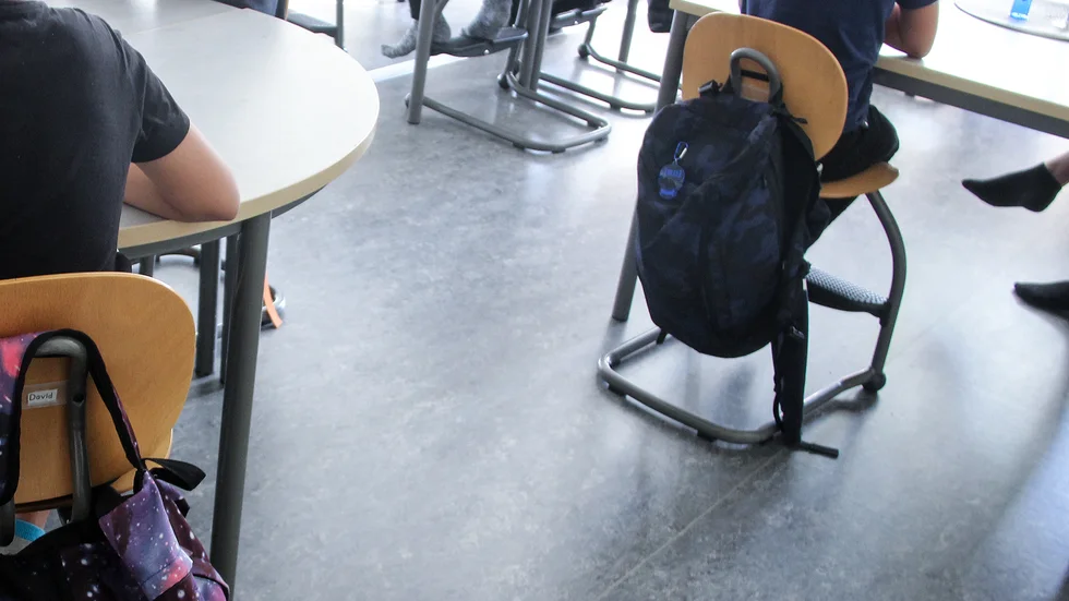 "Utifrån det uppdrag grundskolan fått när det gäller att effektivisera blir valet självklart – minska grundskolans lokalkostnader istället för personalkostnader", skriver ett antal områdeschefer och utvecklingsledare.