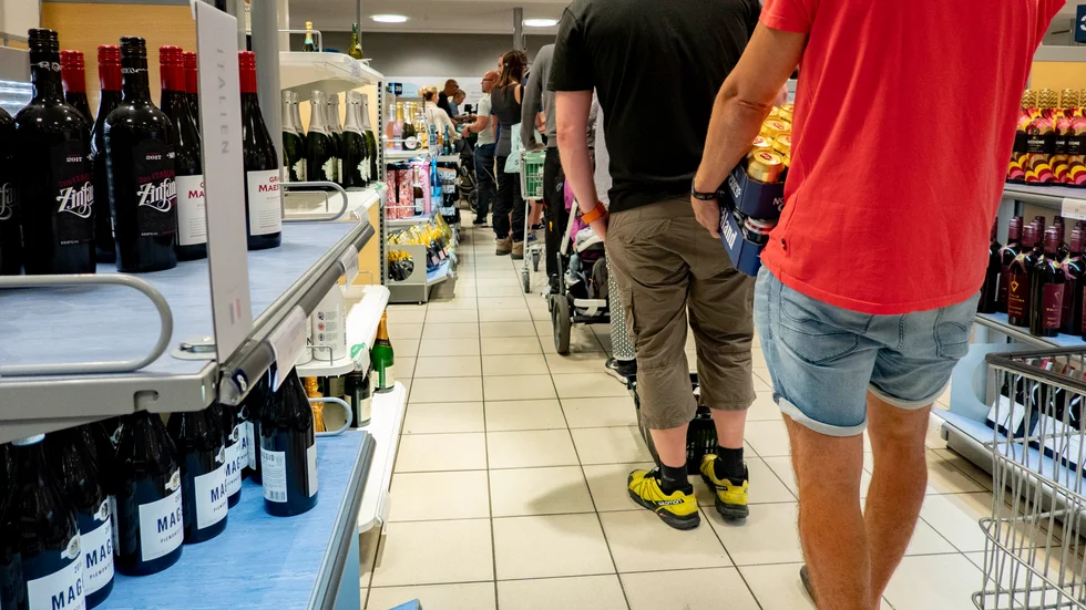 Insändarskribenterna uppmanar att konsumenten att ställa krav på Systembolaget angående svåra förhållandena för arbetarna på vingårdar i Sydafrika.