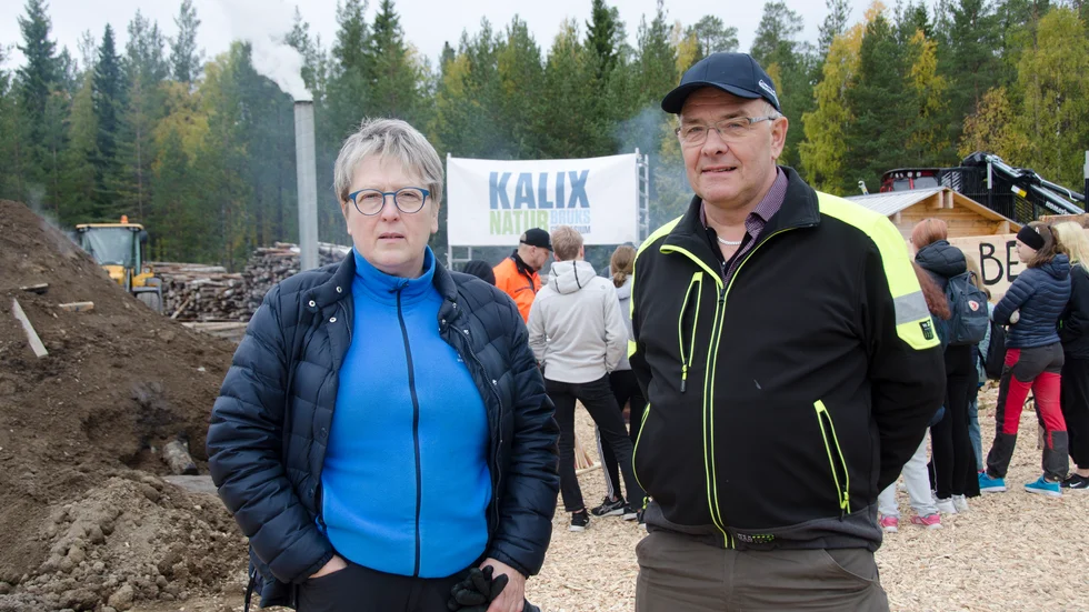 Mona Sundqvist och Ulf Sandström, i bakgrunden syns elever, lärare och kolmilan.