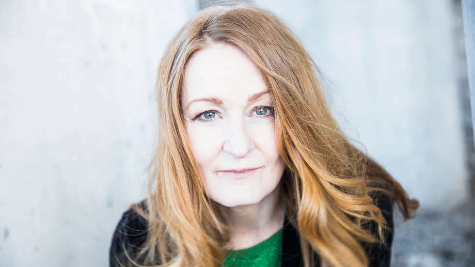 Brendan Shinnimin tittar till Oskar Nilsson direkt efter tacklingen som skickade Nilsson till akuten i Växjö.
