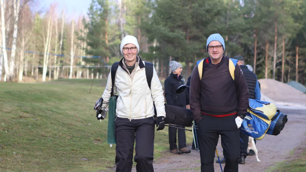 Gun och Lars Blomgren tog tillfället i akt att spela nio hål Jättorps skogsbana.