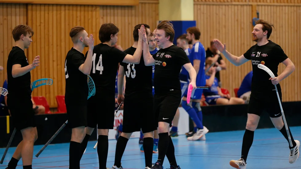 David Samuelsson öppnade målskytten redan efter en minut. Sedan kom Vetlanda tillbaka –men WIBK höjde sig och vann till slut matchen med 9–5.
