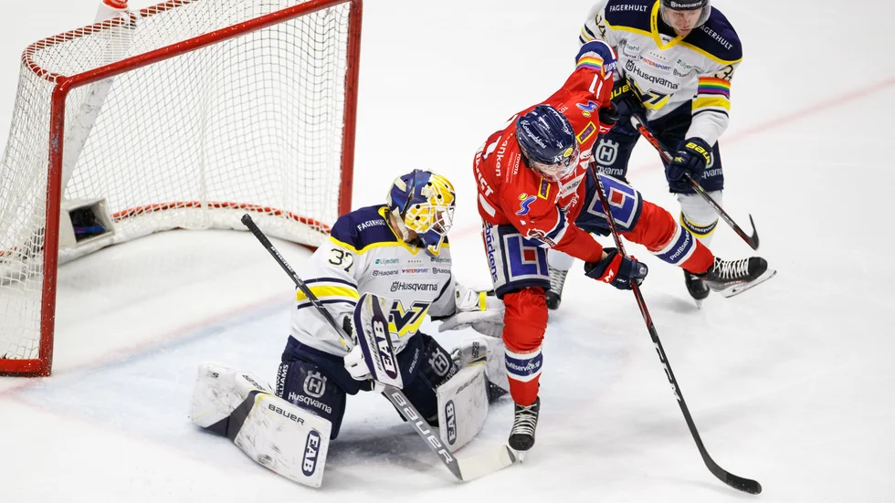 Henrik Törnqvist framför HV-målet.