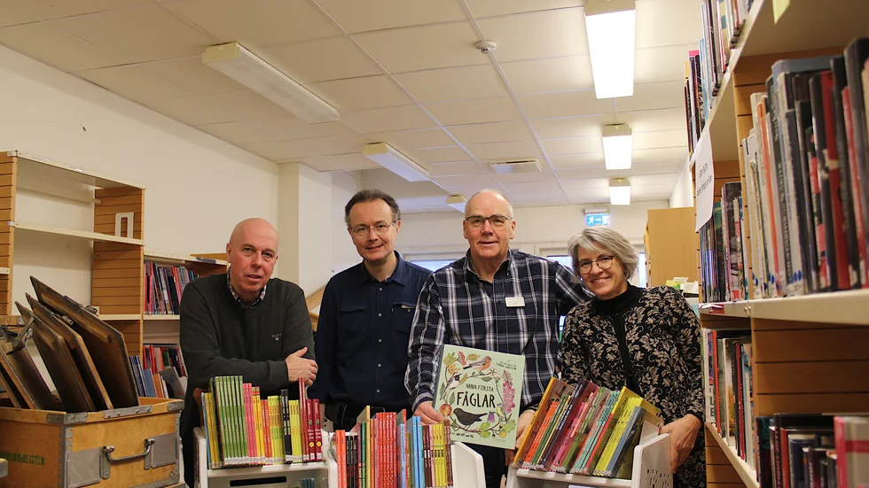 Dag Jonasson, Didrik Rydqvist, Per Karlsson och Eva Karlsson med några av de nya vagnarna som ska vara i bokbussen.