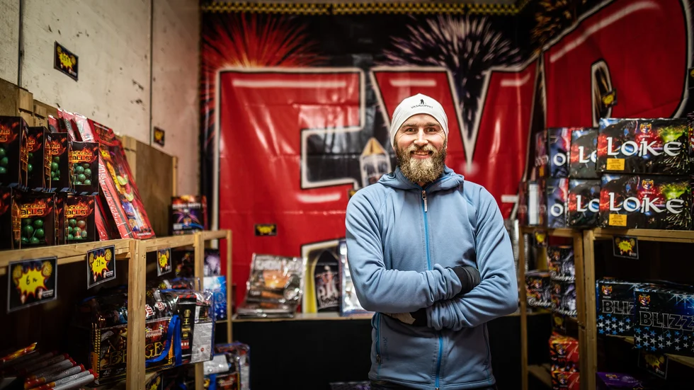 Axel Krögerström säljer fyrverkerier i Enköping. Han tycker att kunderna verkar ha koll på reglerna. "De frågar skämtsamt om det finns några raketer", skrattar han. 