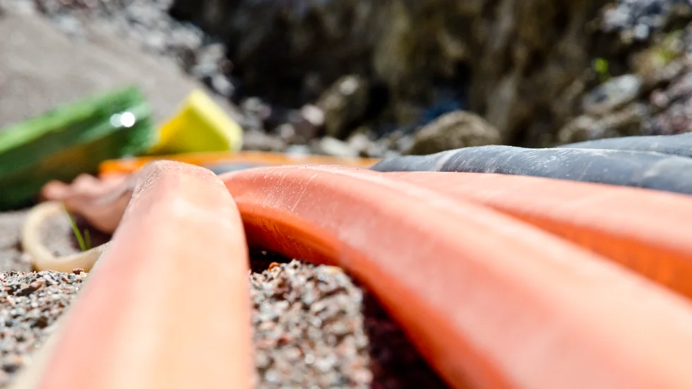 Telias dotterbolag Zitius lägger ner sitt fiberprojekt i Stjärnhov, med hänvisning till höga kostnader. Detta trots att projektet har beviljats stöd av länsstyrelsen.